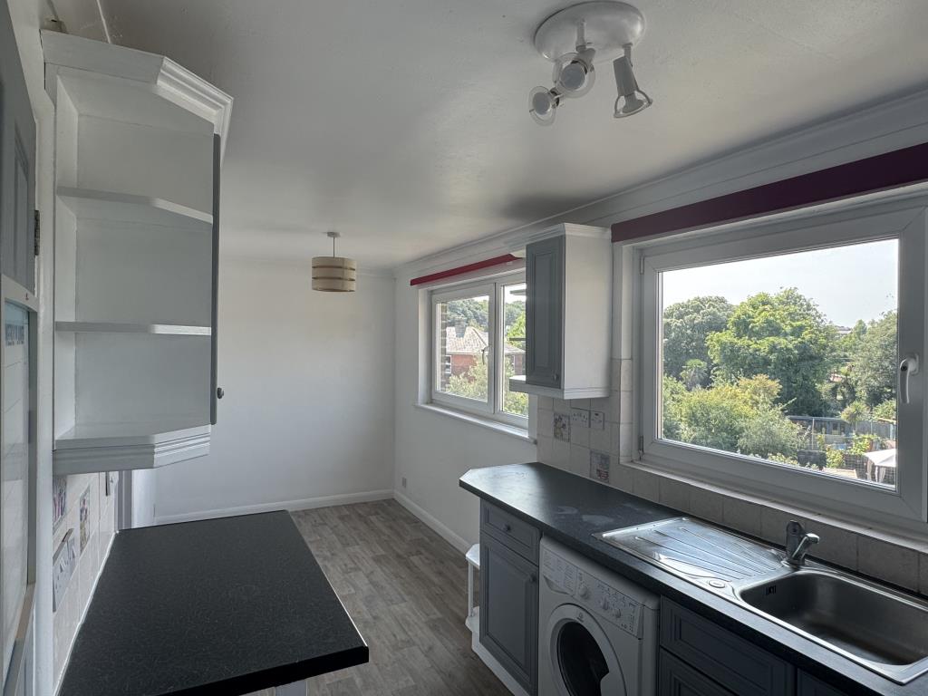 Lot: 168 - TWO-BEDROOM FLAT WITH GARAGE CLOSE TO THE SEAFRONT - Kitchen with breakfast bar